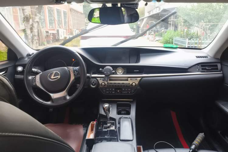 Used Lexus ES 2013 300h Elite Edition
