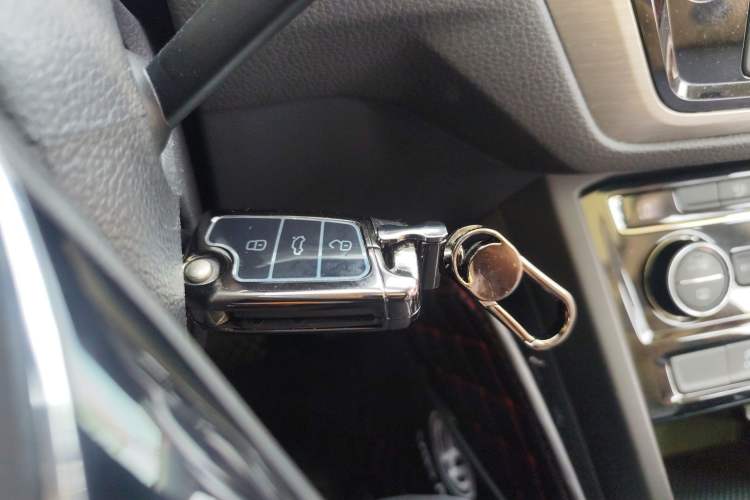 Used Volkswagen Touran 2018 Volkswagen Touran L 280TSI DSG Comfort Edition 7 Seats China VI Standard Vehicle Key