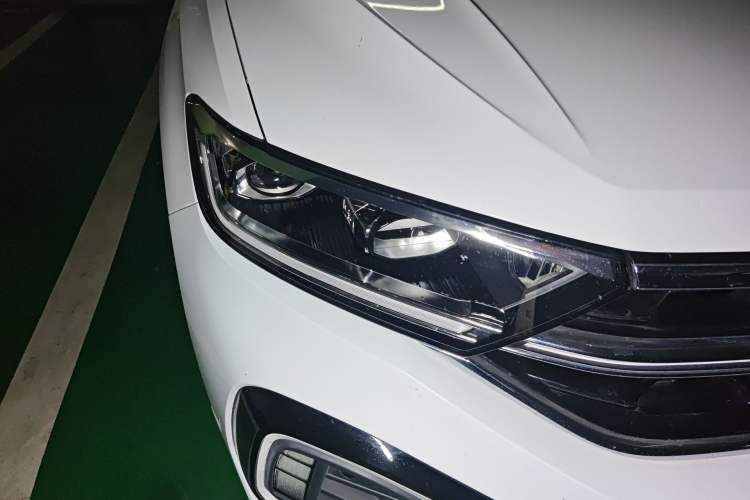 Used Volkswagen T-ROC 2024 300TSI DSG Two-Wheel-Drive Chen Guang Edition
