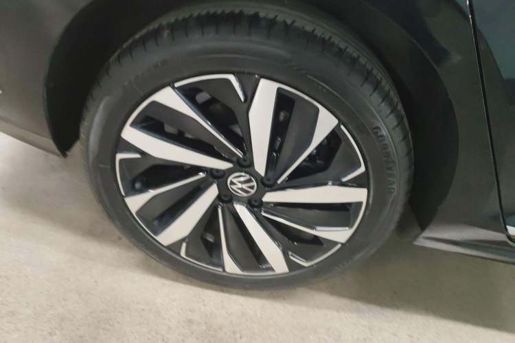 Used Volkswagen Passat 2023 Facelift 330TSI Luxury Edition Right Rear Wheel Hub