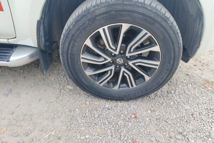 Used Nissan Terra 2018 2.5L Automatic 4x4 Luxury Edition Right Front Wheel Hub