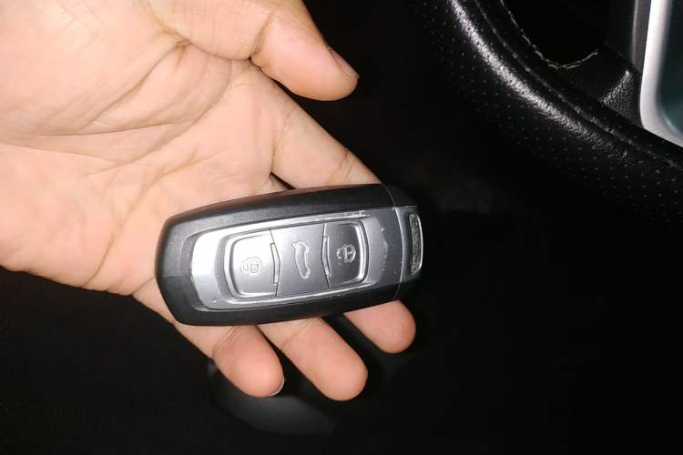 Used Geely Auto Emgrand X7 Sport 2018 1.8TD Automatic Two-Wheel Drive Smart Connect 4G Internet Edition Vehicle Key