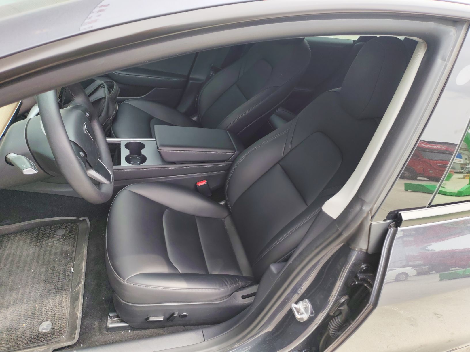 Переднее сиденье в автомобиле