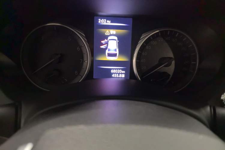 Used Infiniti Q50L 2018 2.0T Enjoyment Version China VI Standard Odometer Close Up