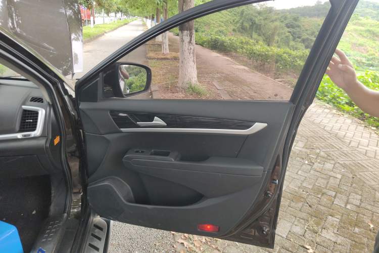 Used Dongfeng Aeolus AX7 2017 2.0L Automatic Zhiyu Trim
