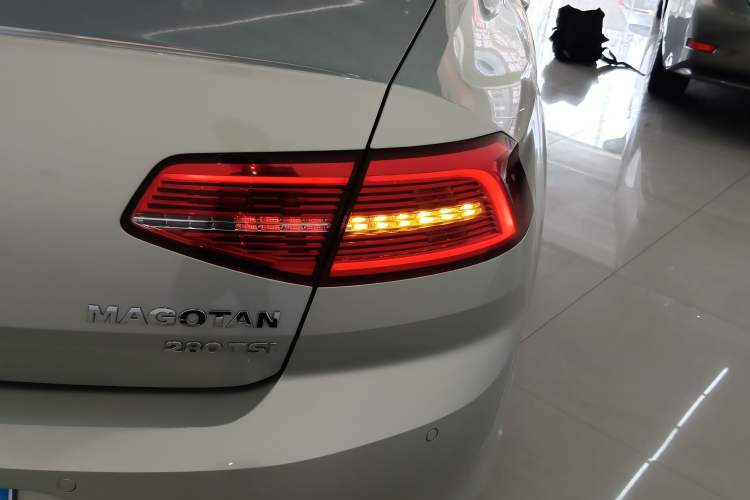 Used Volkswagen Magotan 2018 280TSI DSG Comfort Model Right Rear Taillight