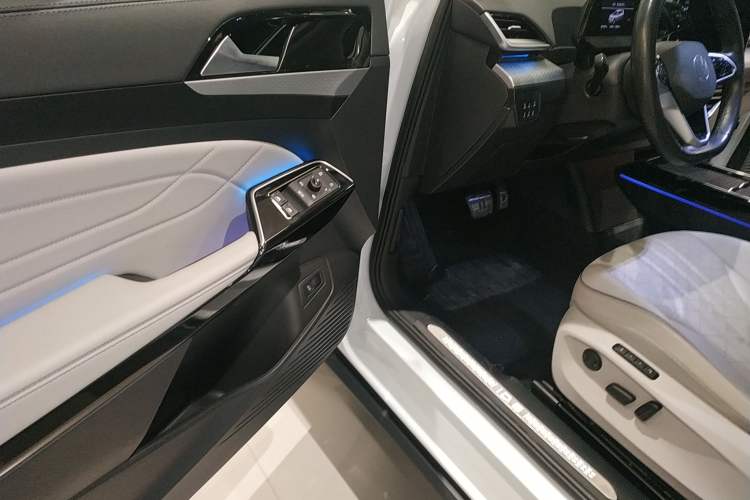 Used Volkswagen ID.6 X 2022 Kinergy Four-Wheel Drive Edition Interior 3