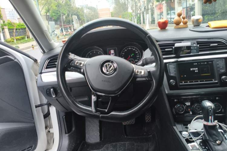 Used Volkswagen Lamando 2017 280TSI DSG Luxury Edition Steering Wheel