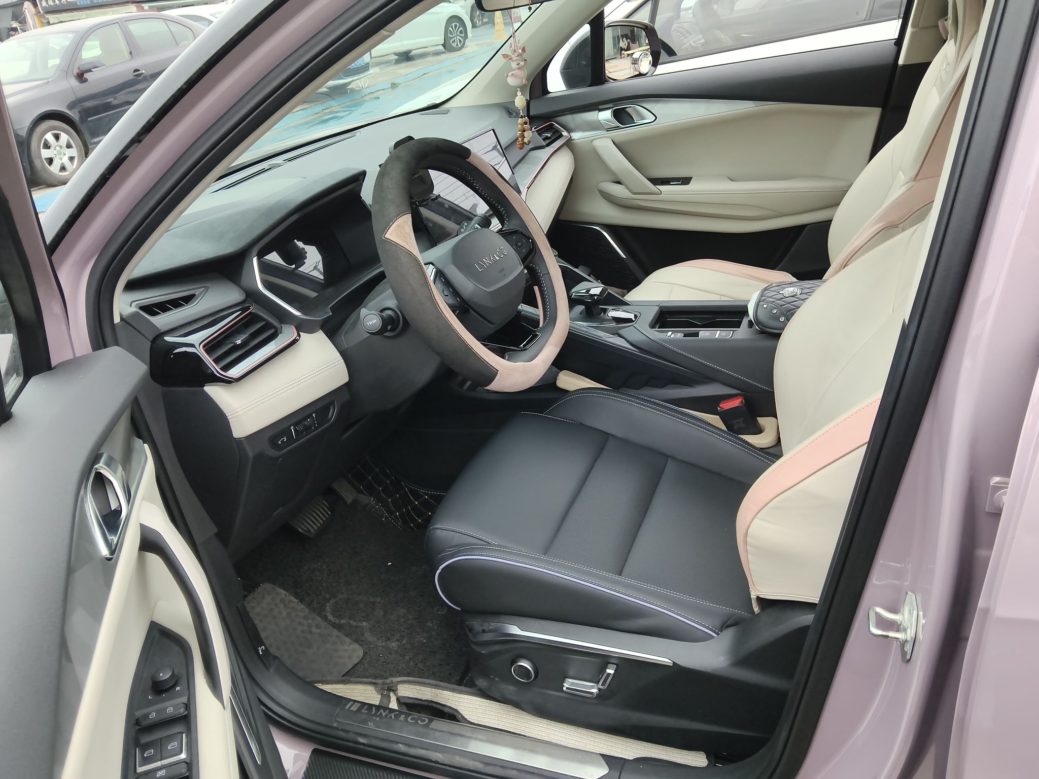 المقاعد الأمامية داخل السيارة