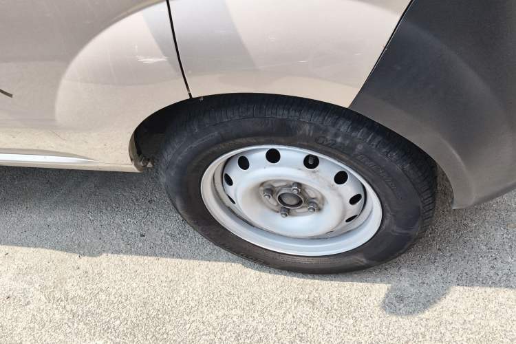 Used Jinbei Hiace X30 2023 1.5L Super-Comfortable Passenger Van 5/6/7-Seater Non-Air-Conditioned Version Model SWC15M Right Front Wheel Hub