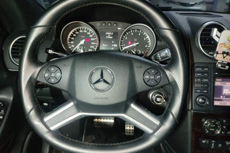 Used Mercedes-Benz M-Class 2010 ML 350 4MATIC Luxury Model Steering Wheel