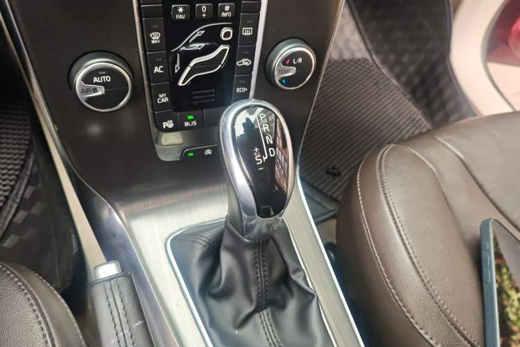 Used Volvo V40 2016 T4 Smart Luxury Edition
