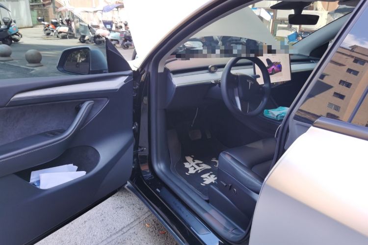 Used Tesla Model Y 2023 Long-Range All-Wheel-Drive Version