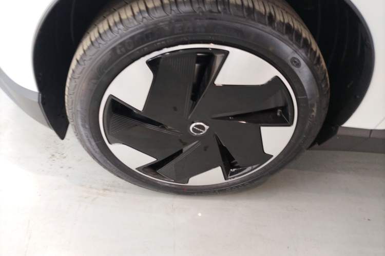 Used Volvo EX30 2025 Rear-Drive Long-Range Plus Model