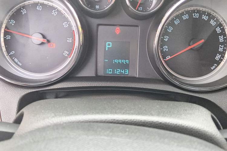 Used Buick Encore 2014 1.4T Automatic Two-Wheel Drive Urban Leading Model Odometer Close Up