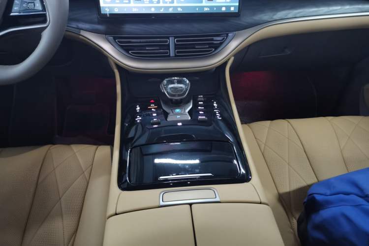 Used Denza D9 2023 DM-i 965 Luxury Model