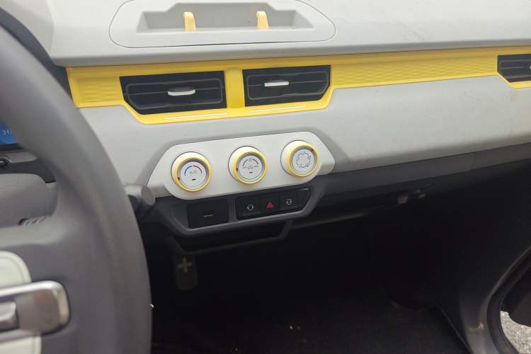 Used Chery QQ Ice Cream 2022 170km Sundae Phosphate Lithium-Ion Audio And AC Panel