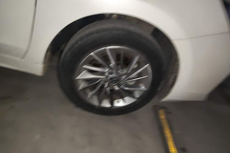 Used Venucia D60 2021 PLUS 1.6L XL CVT Yue Ling Edition Right Front Wheel Hub