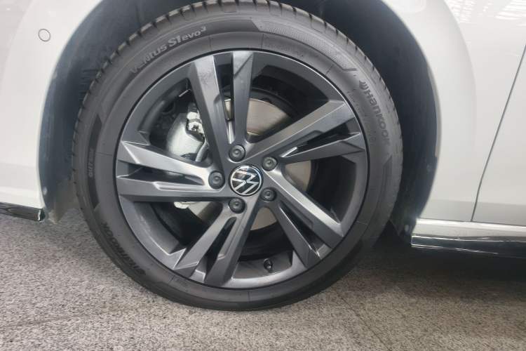 Used Volkswagen Golf 2023 Facelift 280TSI DSG R-Line Lite
