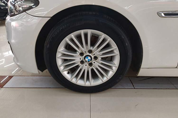 Used BMW 5 Series 2014 525Li Leading Model
