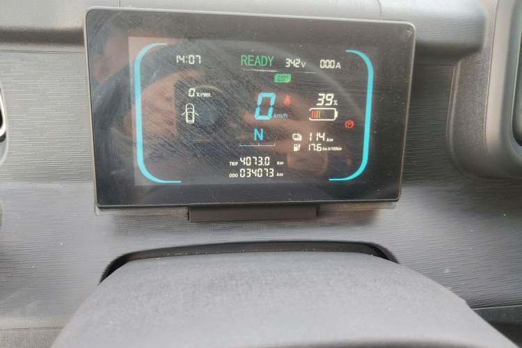 Used Yufeng Gold Warehouse 2025 Model Bus Version with Slow Charger Odometer Close Up