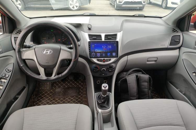 Used Hyundai Verna (older generation) 2016 1.4L Manual Smart GLS Trim Center Console