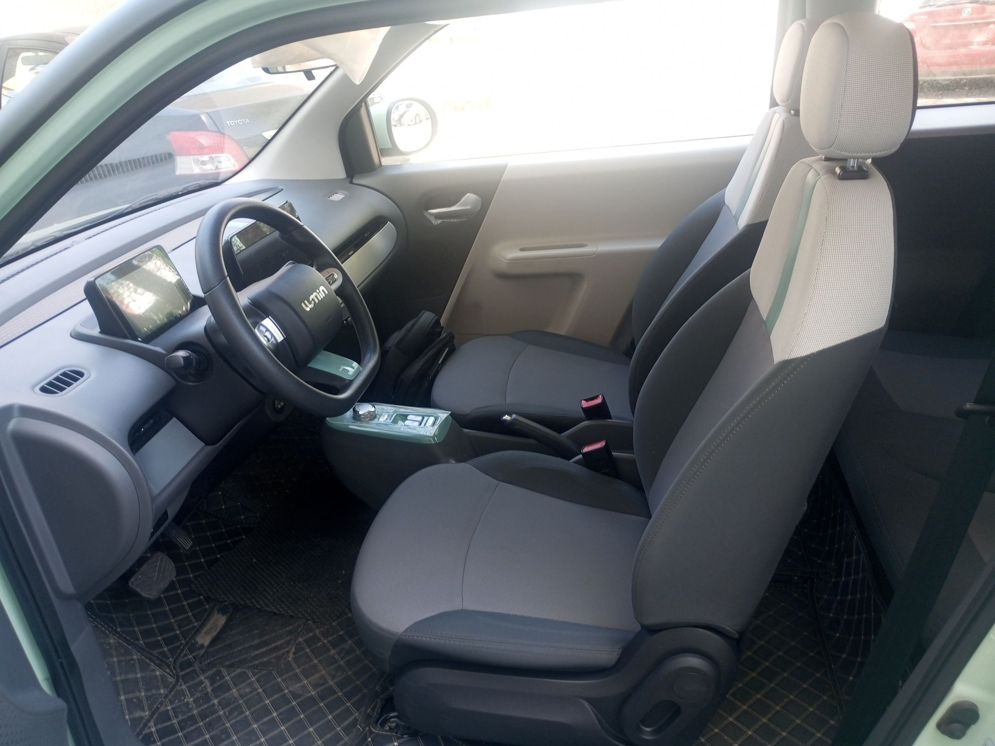 Переднее сиденье в автомобиле