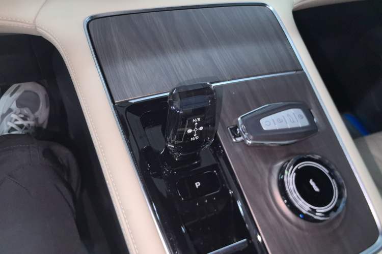 Used Geely Auto Monjaro L 2025 Dongfang Yao 2.0TD Automatic All-Wheel-Drive Wangyue Edition Gear Lever