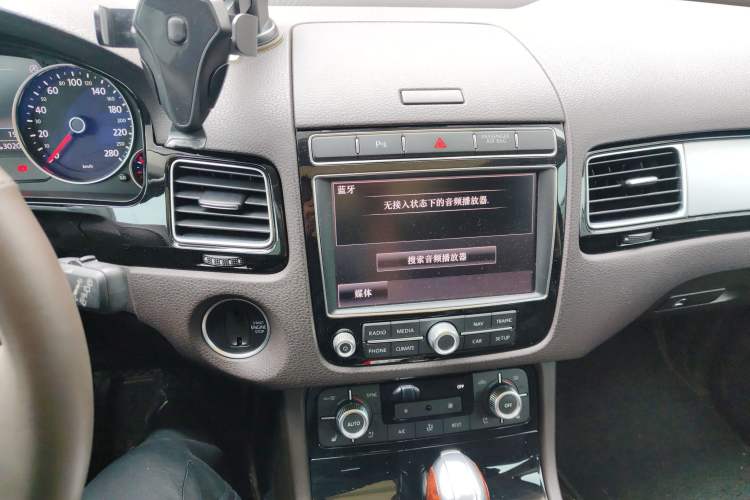 Used Volkswagen Touareg 2017 3.0 TSI Touareg Edition Audio And AC Panel