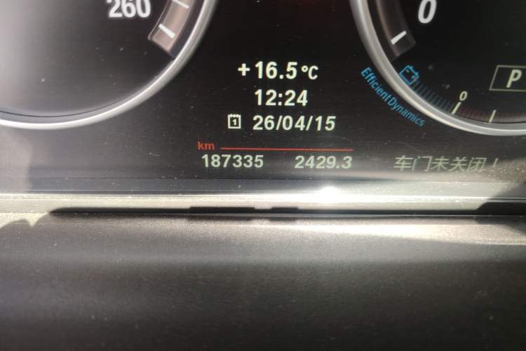 Used BMW 5 Series 2013 525Li Leading Model Odometer Close Up