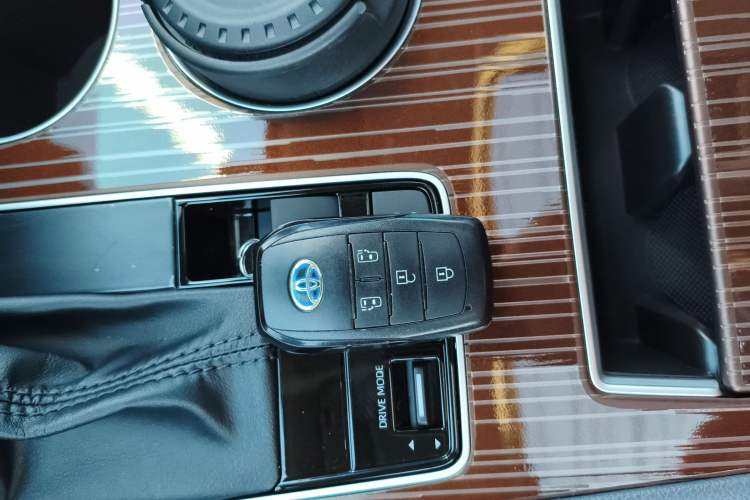 Used Toyota Granvia 2023 2.5L Hybrid Luxury Edition