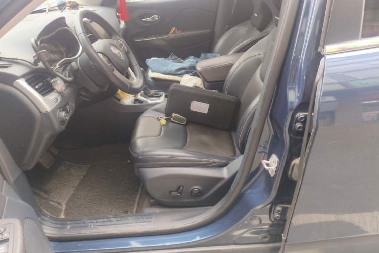 Used Jeep Cherokee 2020 2.0L Two-Wheel Drive Classic Sports Edition Left Front Seat