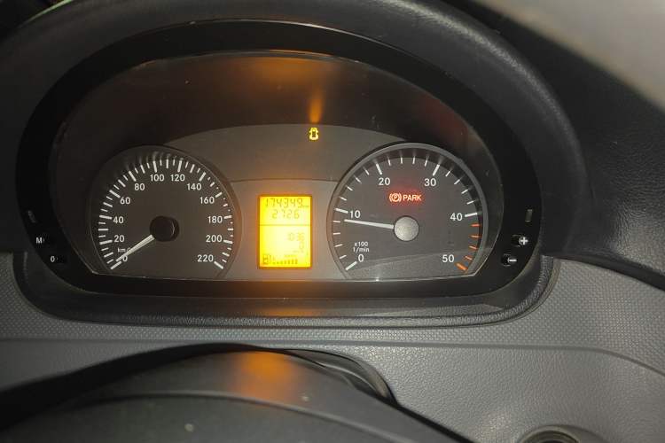 Used Mercedes-Benz Vito 2010 2.1T Diesel Business Edition Instrument Cluster