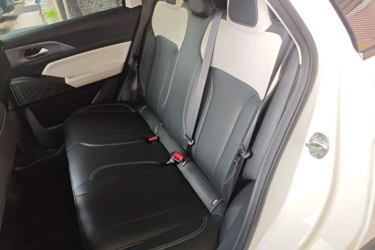Used Geometry E Firefly 2024 301km Starlight Left Rear Seat