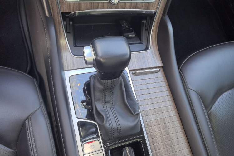 Used Roewe RX8 2018 30T Smart Connectivity Two-Wheel Drive Supreme Edition
