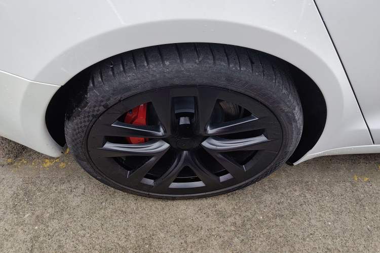 Used Tesla Model S 2023 Three-Motor All-Wheel-Drive Plaid Version Right Rear Wheel Hub