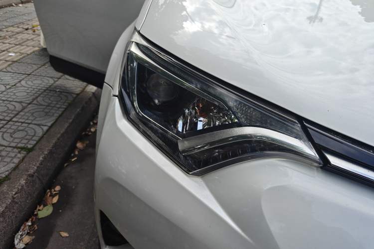 Used Toyota RAV4 2019 2.0L CVT Two-Wheel Drive Luxury Version China VI Standard