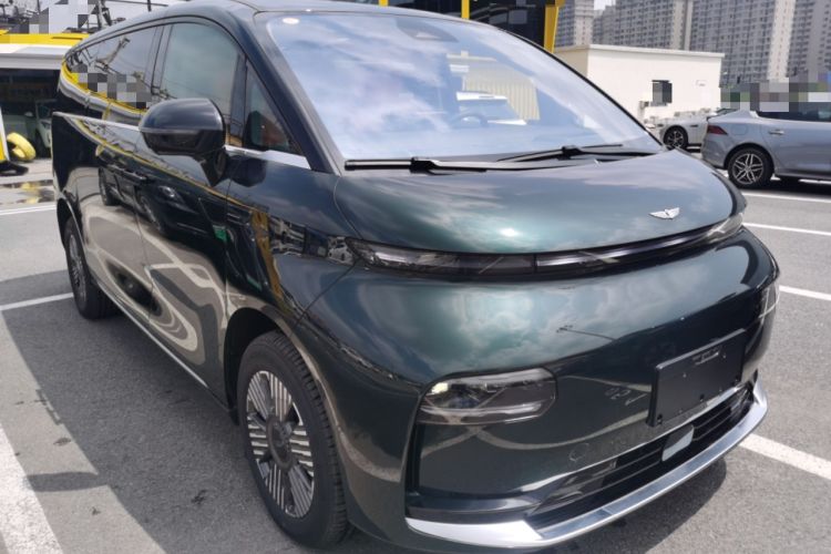 Used Geely Galaxy LEVC L380 2024 140-Degree 6-Seater All-Wheel-Drive Ultra Front Right 45 Deg