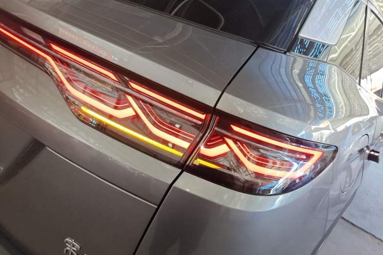 Used BYD Song L DM-i 2025 Intelligent Driving Version 160 km Beyond-Range Type Right Rear Taillight
