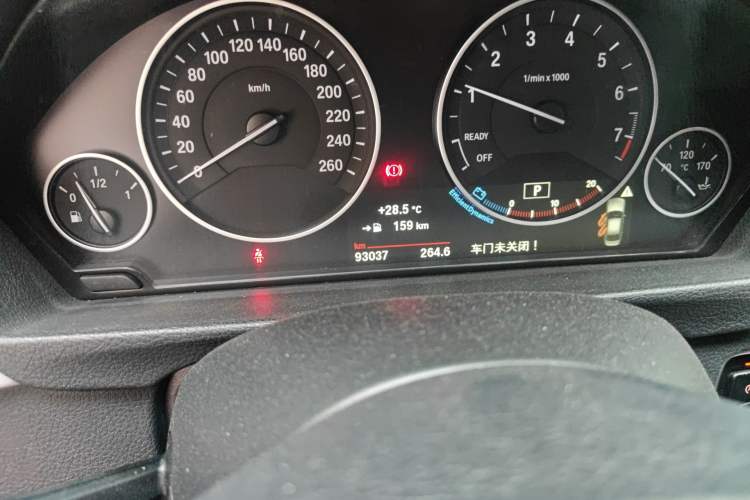 Used BMW 3 Series 2016 320Li Fashion Model Odometer Close Up