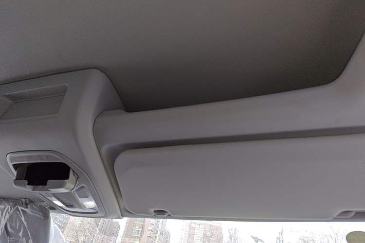 Used SAIC MAXUS Xintu V90 2024 Zhiyun 2.0T Manual Rear-Drive Extended-Wheelbase Ultra-High-Roof Model with Dual Rear Tires and 3 Seats
