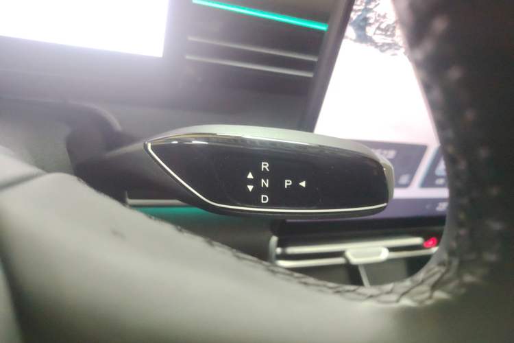 Used Chery Fengyun A8L 2025 1.5 TGDI 145 km Luxury Version Gear Lever