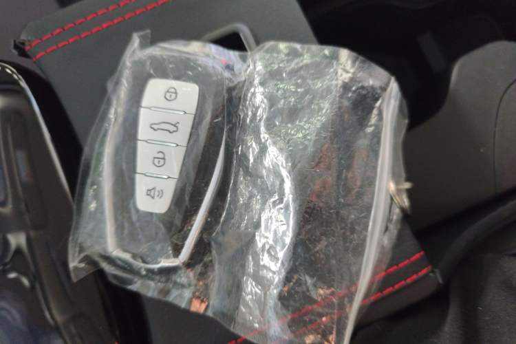 Used Geometry E Firefly 2024 301km Flowing Light Interior 1