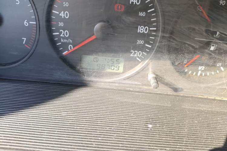 Used Volkswagen Jetta 2005 CIF Comfort Model Odometer Close Up