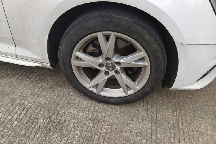 Used Audi A4L 2018 30th Anniversary Edition 40 TFSI Trendy Model Right Front Wheel Hub