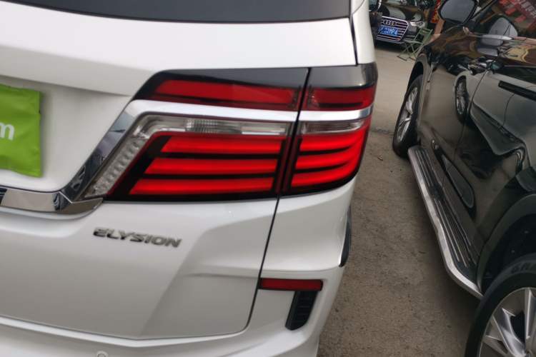 Used Honda Elysion 2016 2.4L Luxury Edition Right Rear Taillight