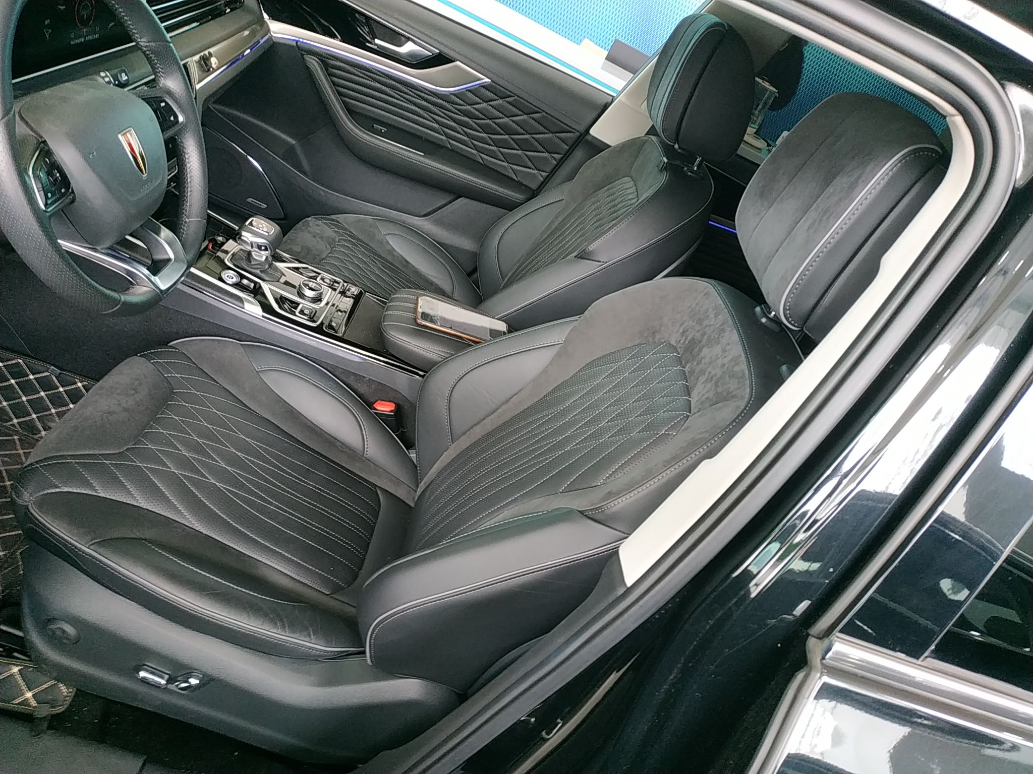 Переднее сиденье в автомобиле