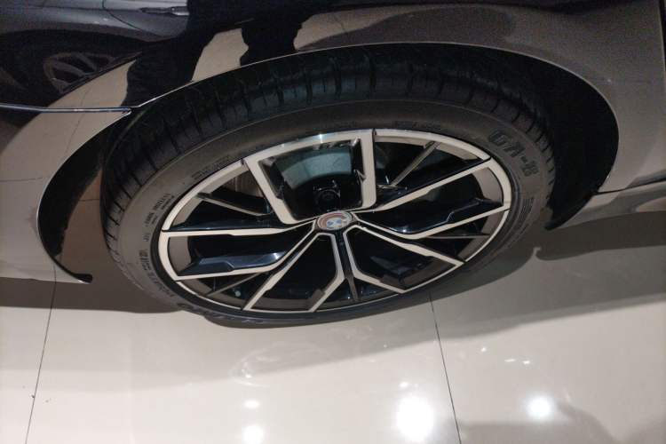 Used BMW 5 Series 2022 Restyled 530Li Luxury Edition M Sport Package Right Rear Wheel Hub