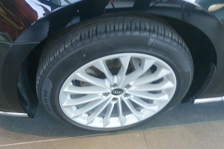 Used Audi A8 2022 A8L 50 TFSI quattro Comfort Edition Collector's Model Left Front Wheel Hub