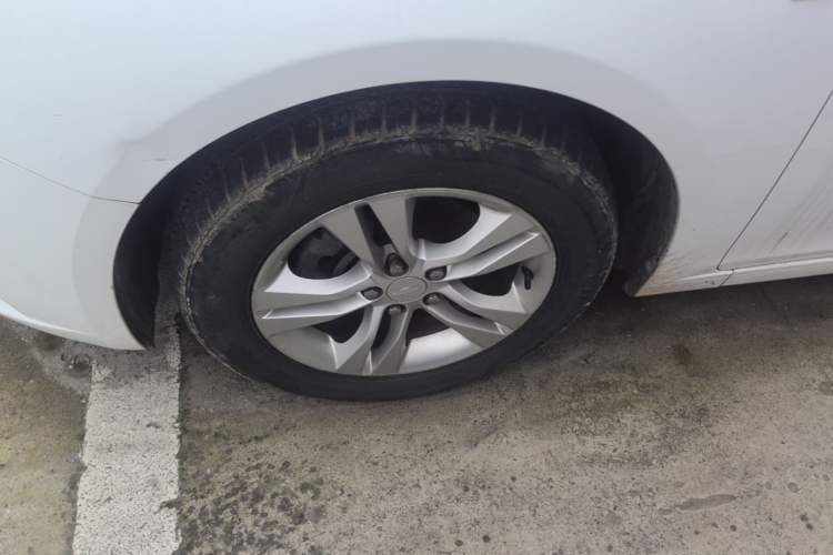 Used Chevrolet Cruze 2013 Hatchback 1.6L Manual Luxury Model Left Front Wheel Hub